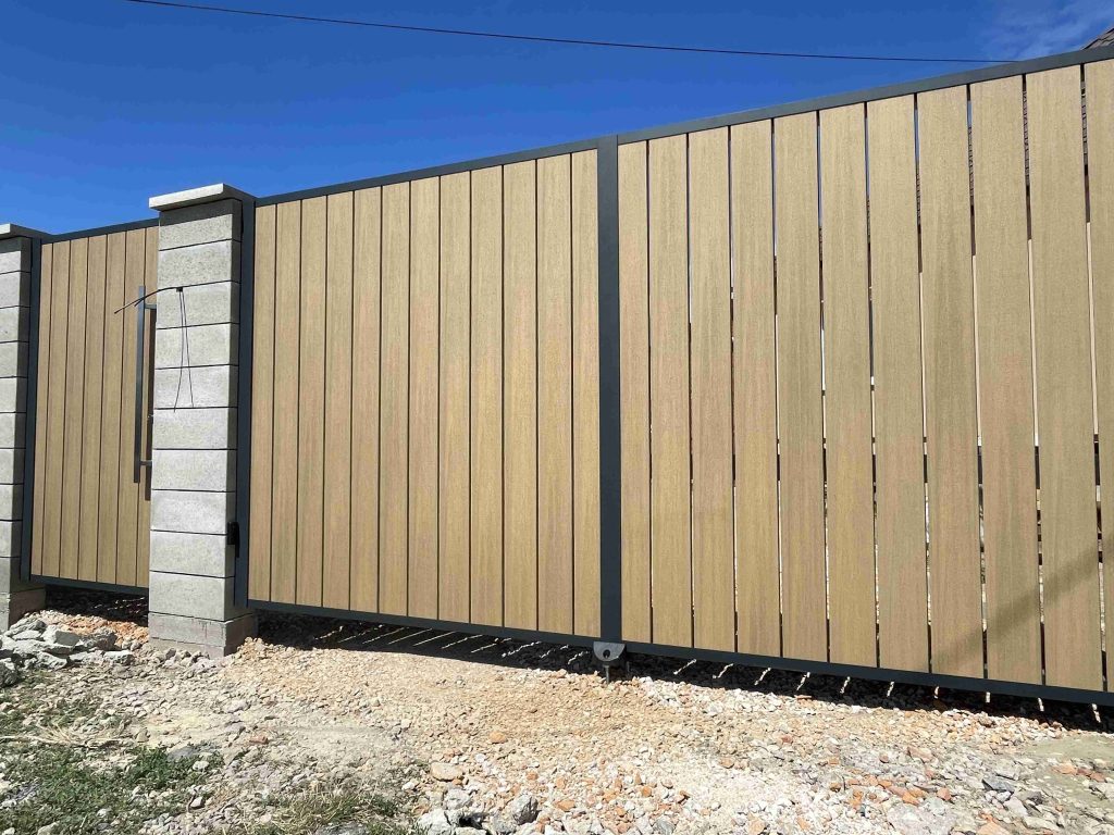 Drevoplastová brána