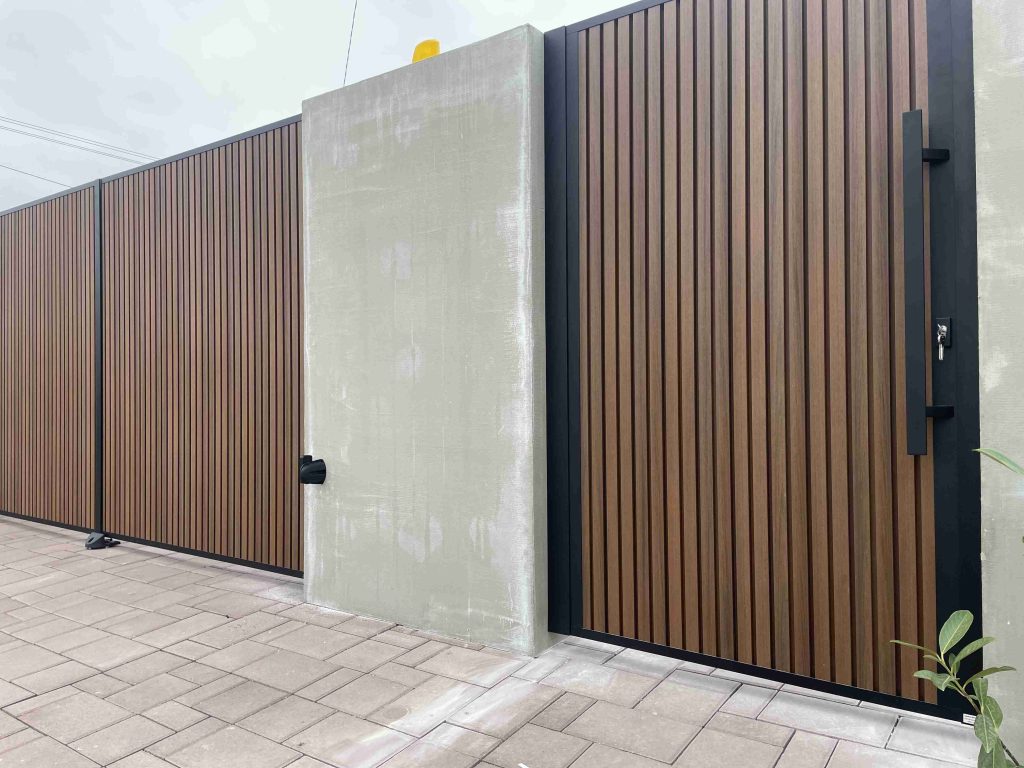 Drevoplastová brána