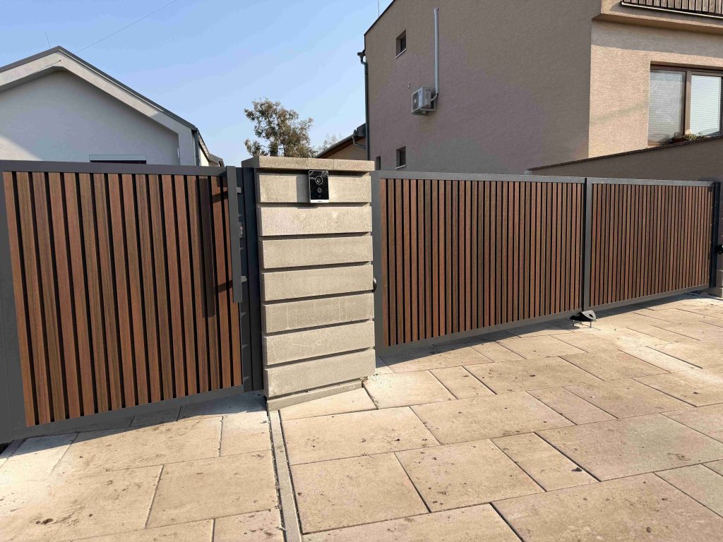 Drevoplastová brána