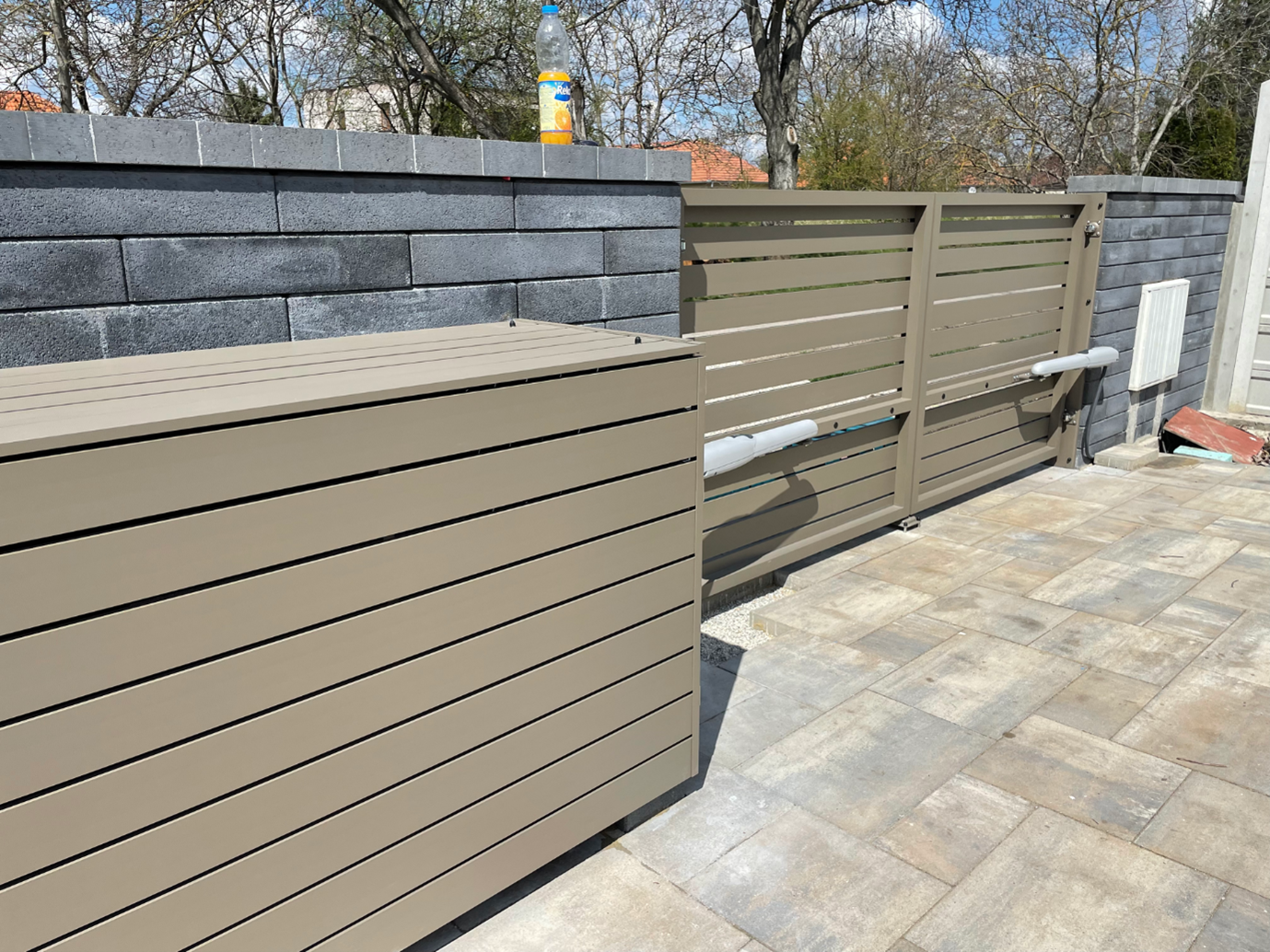 Celohliníková dvojkrídlová brána s bráničkou a so stojiskom na smetné nádoby v obci Dolný Ohaj okr. Nové Zámky