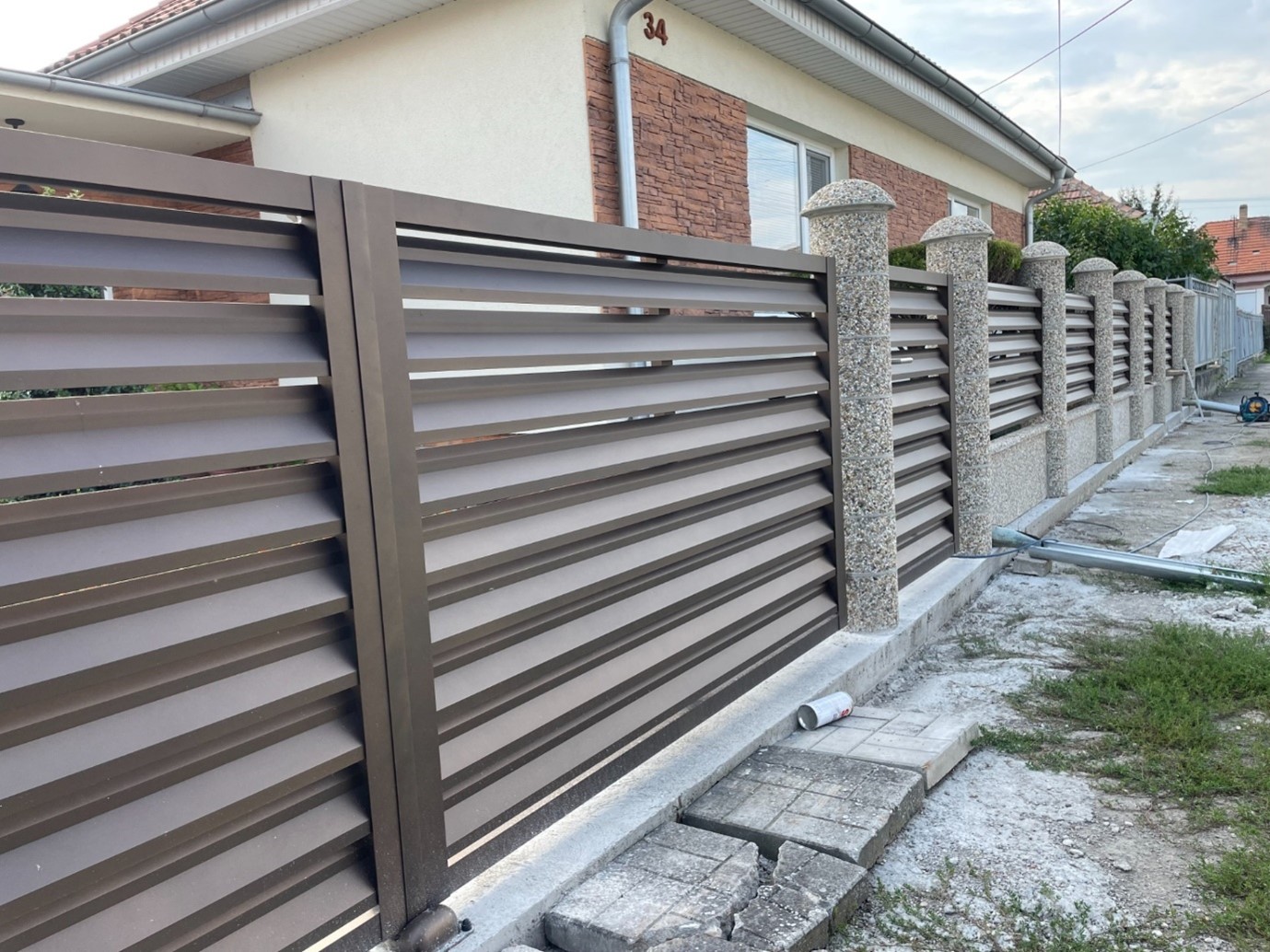 Hliníková dvojkrídlová brána s báničkou a plotovými vložkami. Realizácia Tvrdošovce, okr. Nové Zámky