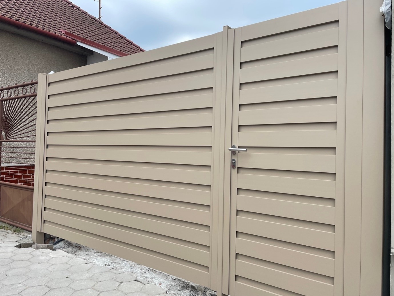 Celohliníková krídlová brána v Nových Zámkoch