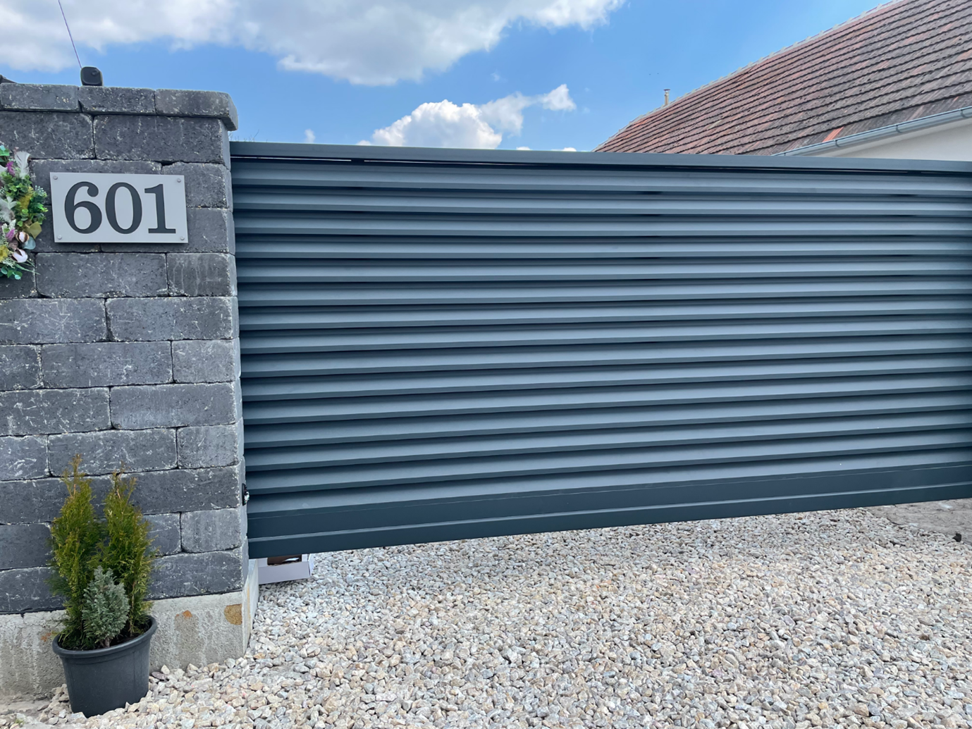 Samonosná hliníková brána vzor Lamely, realizácia Odrochov, okr. Nové Zámky