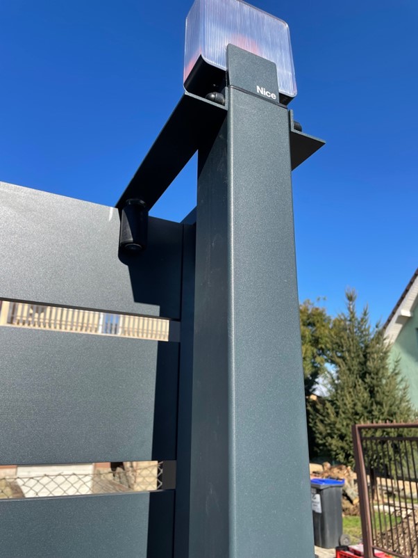 Samonosná hliníková brána s bráničkou a hliníkovým oplotením, realizácia v Nitre