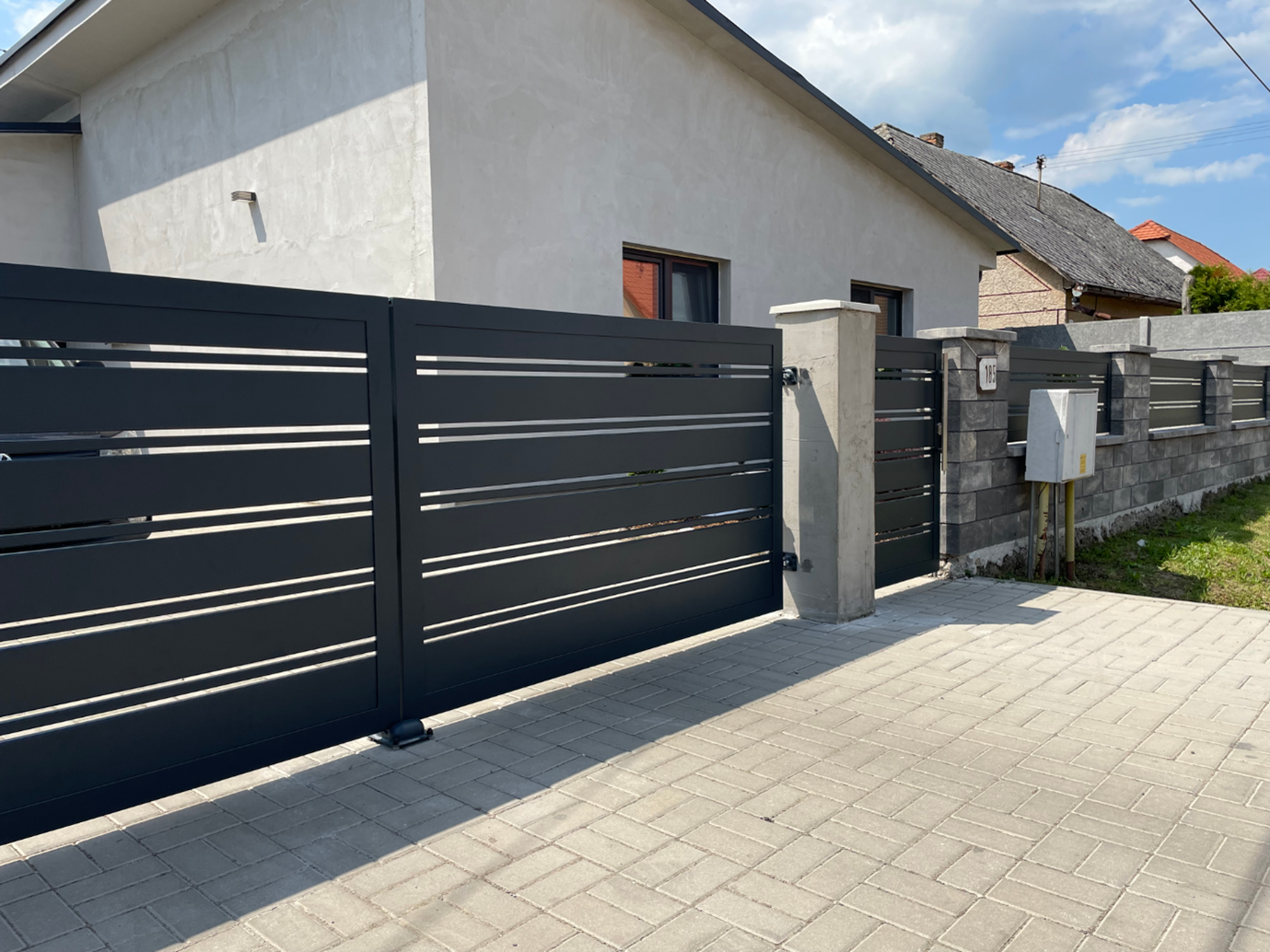 Dvojkrídlová brána s bráničkou a plot v obci Horné Turovce okr. Levice