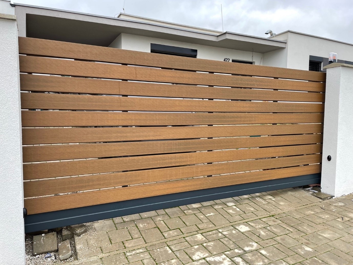 Samonosná hliníková brána, výplň drevoplast, realizácia Zvončín okr. Trnava