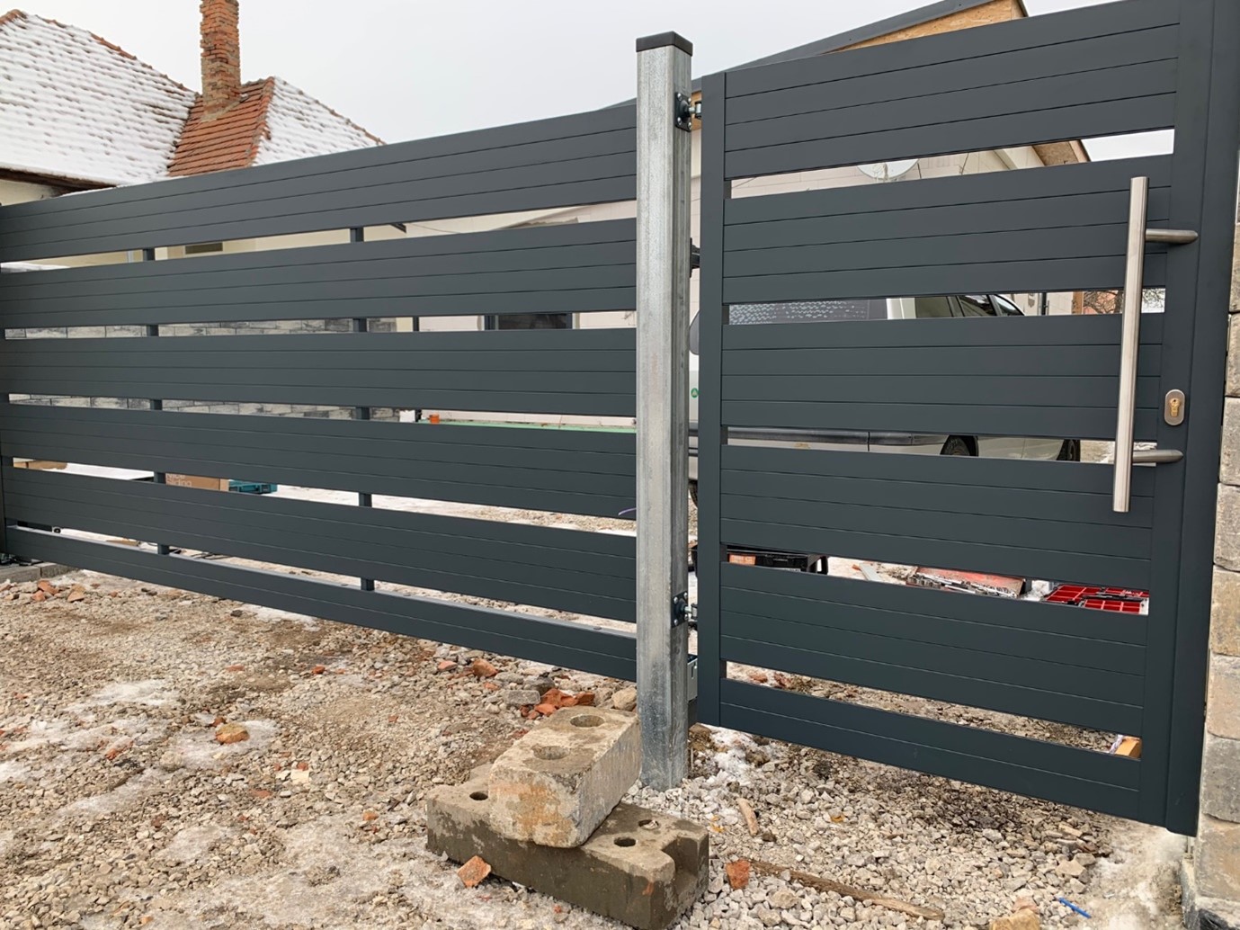 Samonosná hliníková brána v Bánove, okr. Nové Zámky