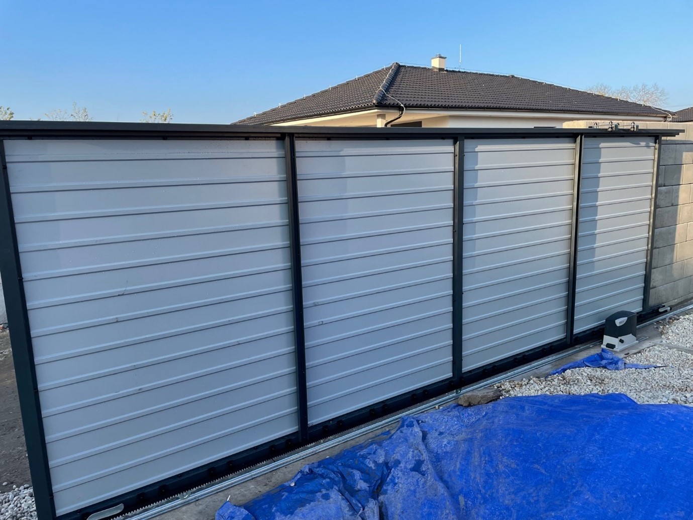 Posuvná pozinkovaná brána s bráničkou, realizácia v Andovciach okr. Nové Zámky